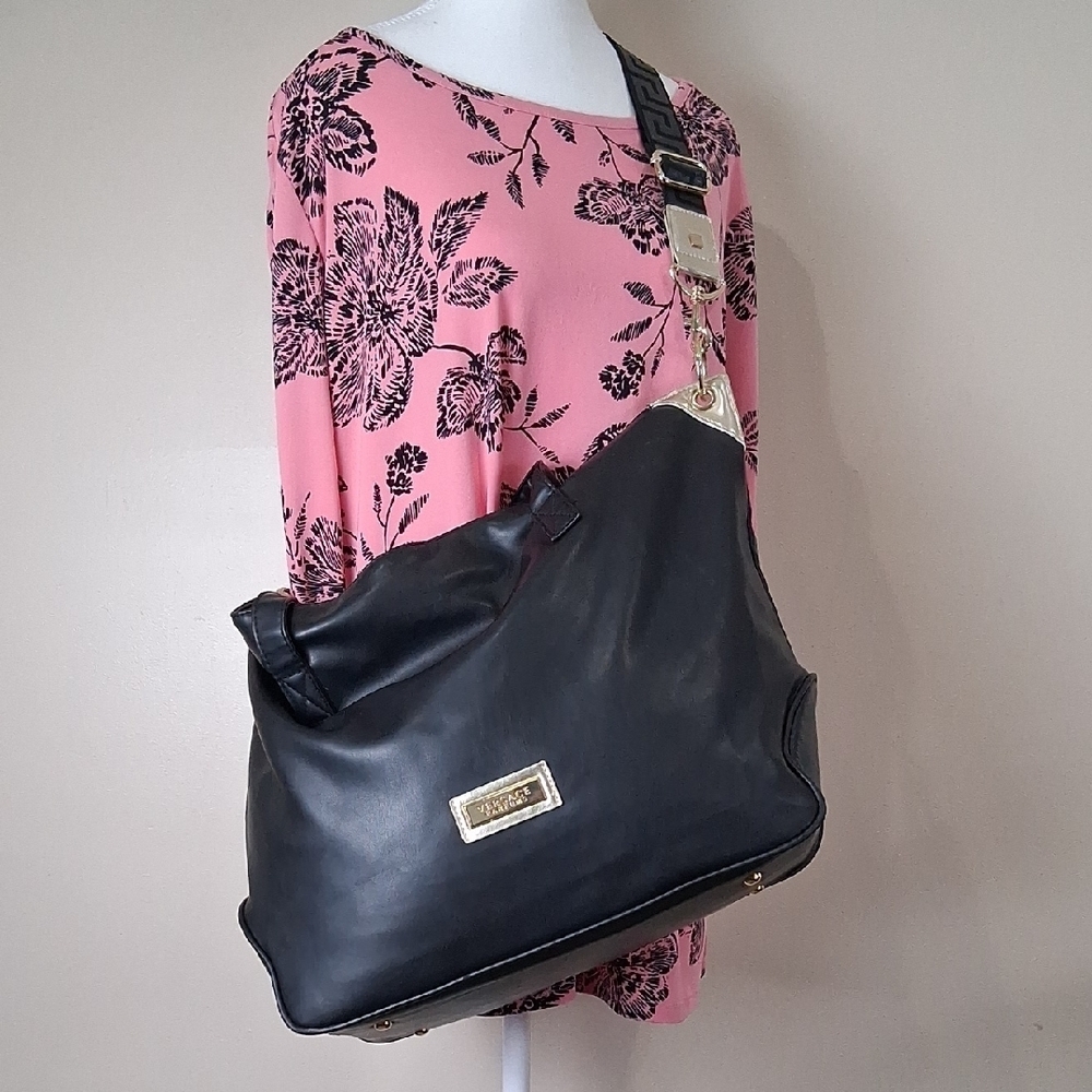 Versace Black Leather Shoulder Bag Glod Hradwear - Picture 8 of 16